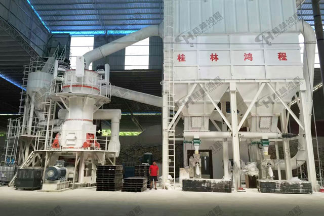 新疆石墨礦，超細(xì)磨粉機(jī)，石墨磨粉機(jī)，石墨超細(xì)磨，超細(xì)立磨，超細(xì)立式磨粉機(jī)，磨粉機(jī)價(jià)格，磨粉機(jī)廠家