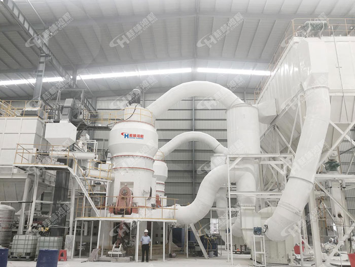 霞石粉廠家，霞石粉，霞石粉磨粉機，超細磨粉機，超細立磨，超細立式磨粉機，磨粉機廠家，客戶現(xiàn)場